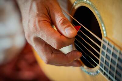 Hoe moet je je plectrum vasthouden?