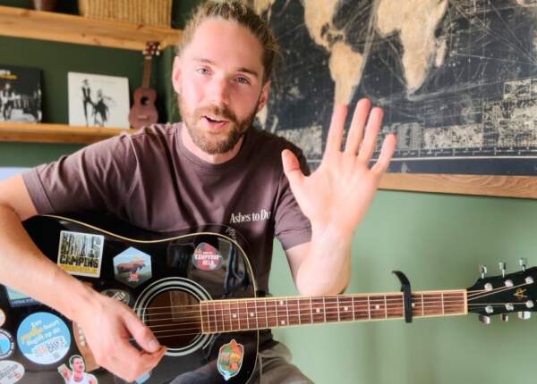 Don't dream it's over gitaar